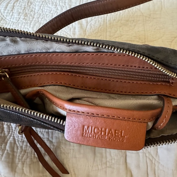 Michael Kors Monogram Signature 2-tone Brown Shoulder Bag w/ Hang Tag Logo Charm - Picture 8 of 10